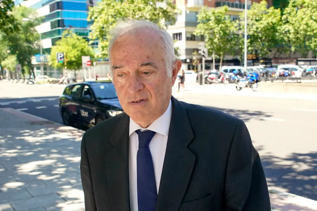 Juez Peinado, que investigou Begoña Gómez, tá preparando o escritório de advogados em Madrid após se aposentar. Pelo vi…