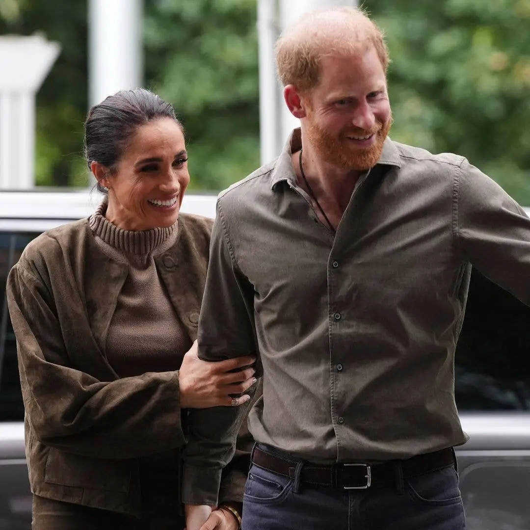 Meghan Markle e Prince Harry celebrando notícias em casa em Montecito. O decorado da propriedade deles tá muito impress…