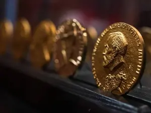 Nobel de Química reconhece pesquisas sobre a versao espelhada de moléculas. Isso mostra como o entendimento básico da c…