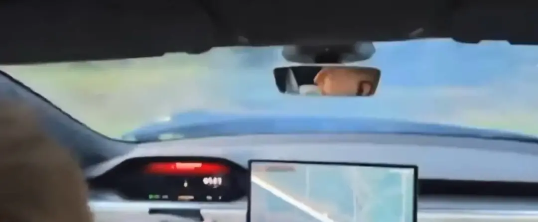 286 km/h, Tesla capota na Alemanha após pneu explodir. Um Model S Plaid perdeu o controle na rodovia, e o vídeo mostra …