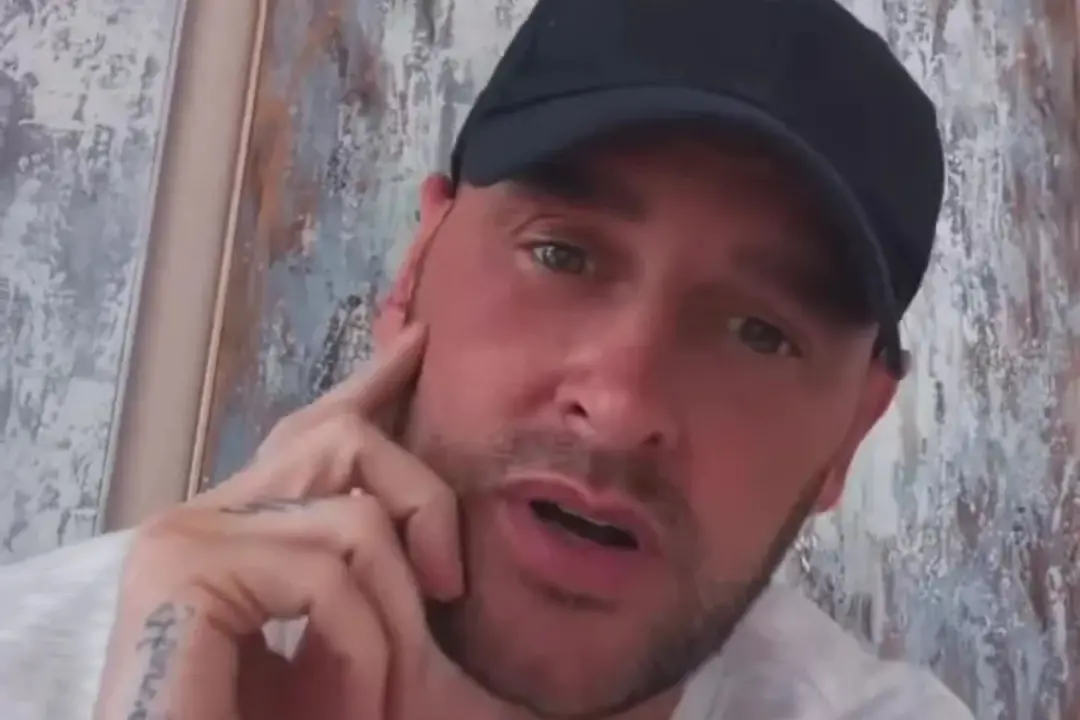 Lee Andrews foi liberado da prisão em Dubai e agora diz que está fugindo do país. Depois de passar pelo inferno da cade…