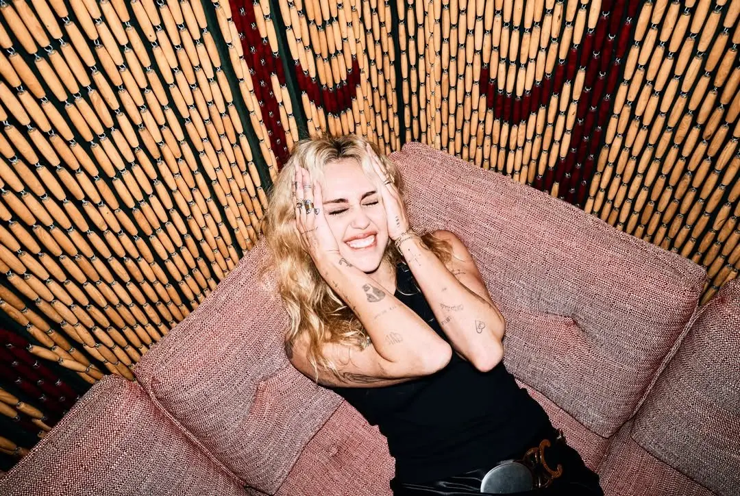 Miley Cyrus teve um dos maiores quedas do topo da Billboard, sendo o maior declínio de uma artista feminina na história…