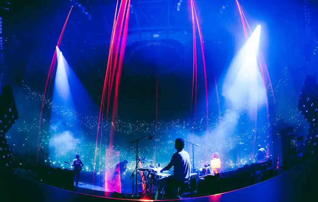 The Strokes no O2 em Londres, dia 6 de outubro, mostrando que ainda têm energia. O Julian Casablancas brincando e mudan…