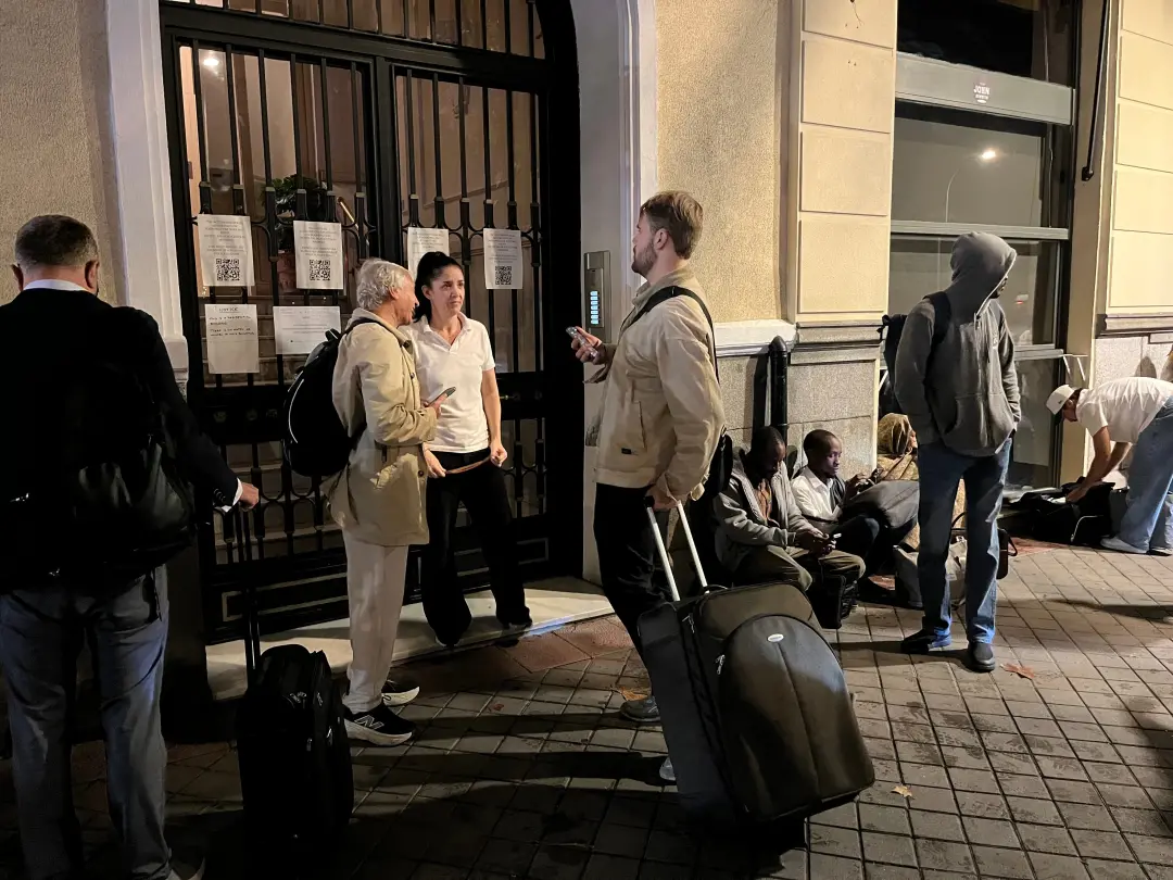 Em Madrid, famílias de vários lugares esperam por acomodações inexistentes perto da rua Menéndez Pelayo. Um aviso na po…