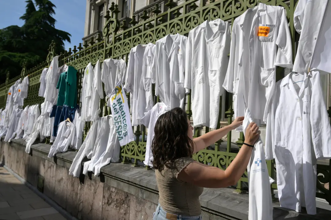Médicos adiam greves indefinidas agendadas para o fim do mês por causa da convocação de eleições gerais. O projeto de l…