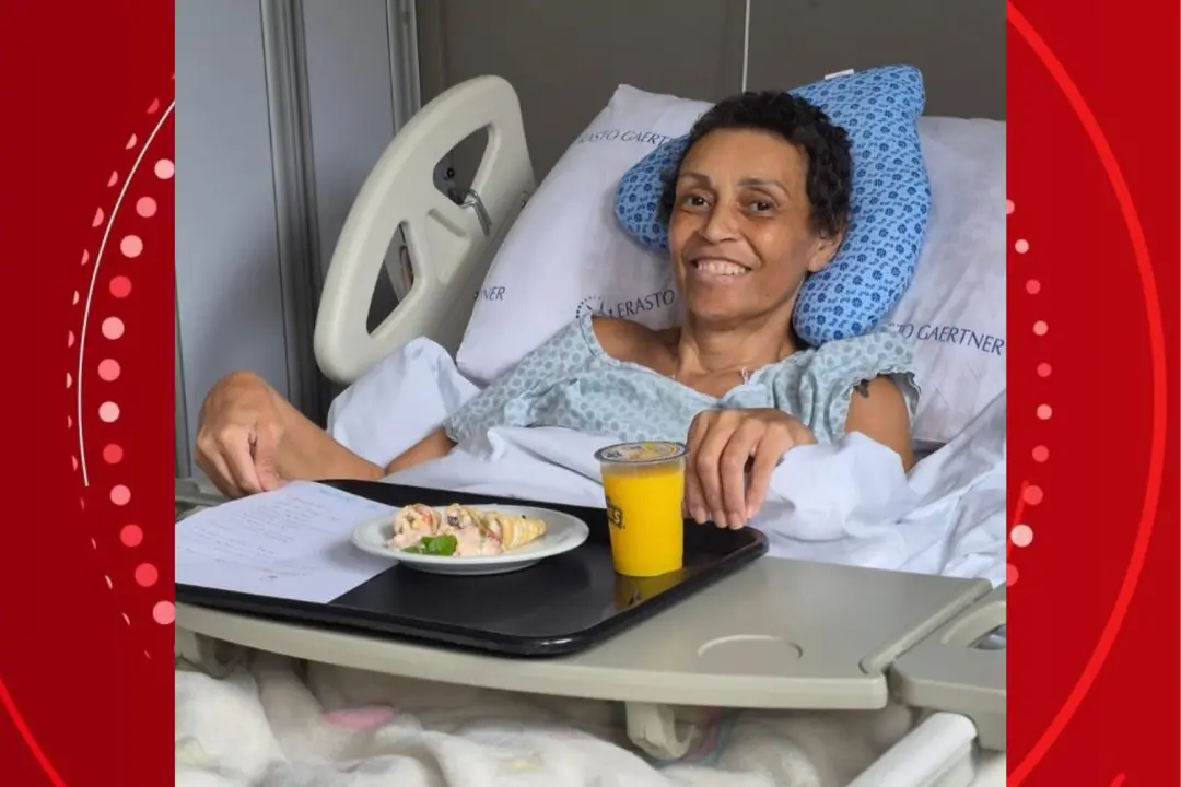 Edina Cristina, internada no Hospital Erasto Gaertner em Curitiba, ensinou uma receita de salpicão para a equipe de cui…