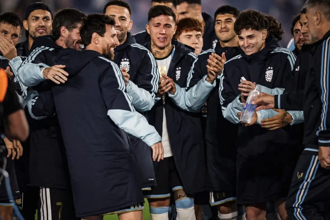 Messi finalizou sua passagem pela seleção argentina após a vitória por 3 a 0 contra Benin no Estádio Monumental. Ele fa…
