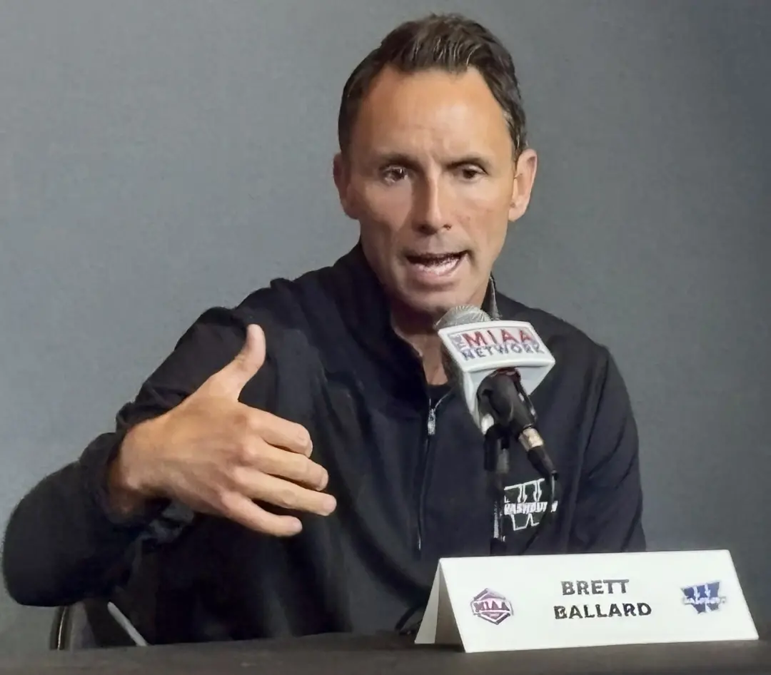 Brett Ballard, técnico de basquete da Washburn University, deve se recuperar totalmente em dois meses após bater o carr…