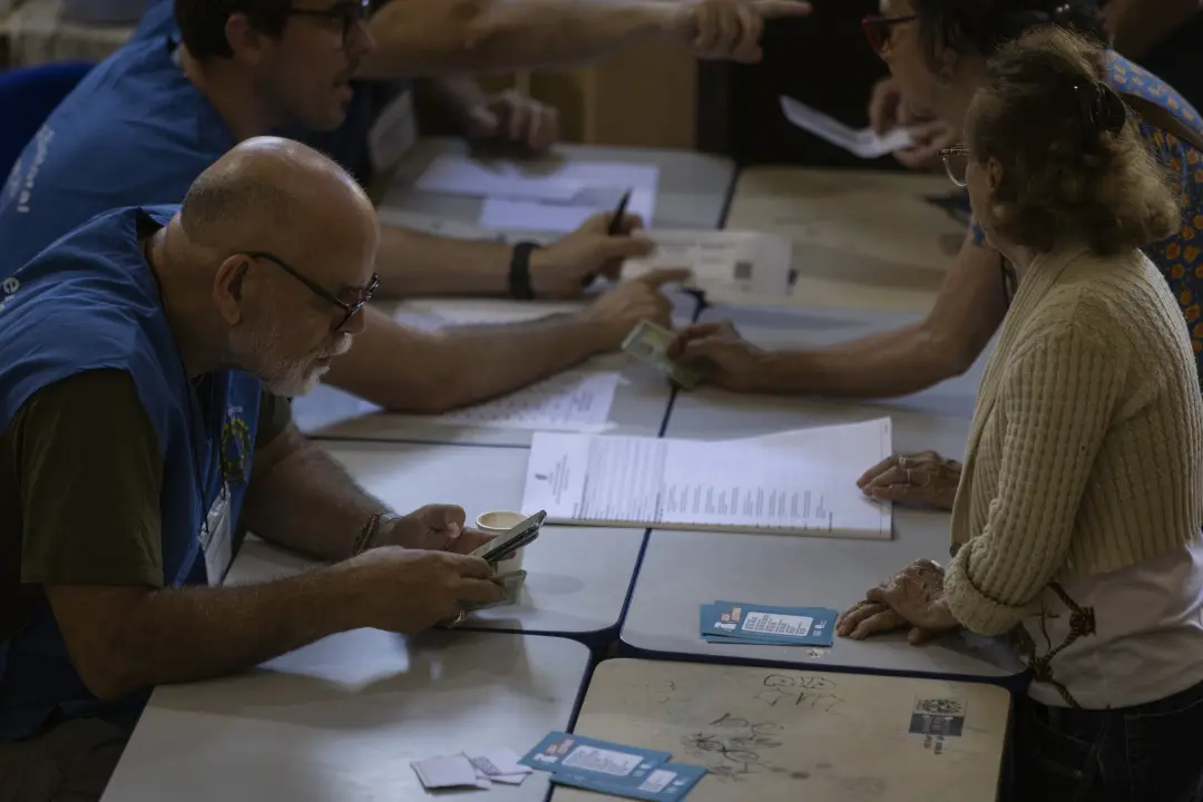 Fila maior no Jardim Botânico que em Copacabana ao mudar o local de voto. Vi uma senhorinha de oitenta anos ajudando na…