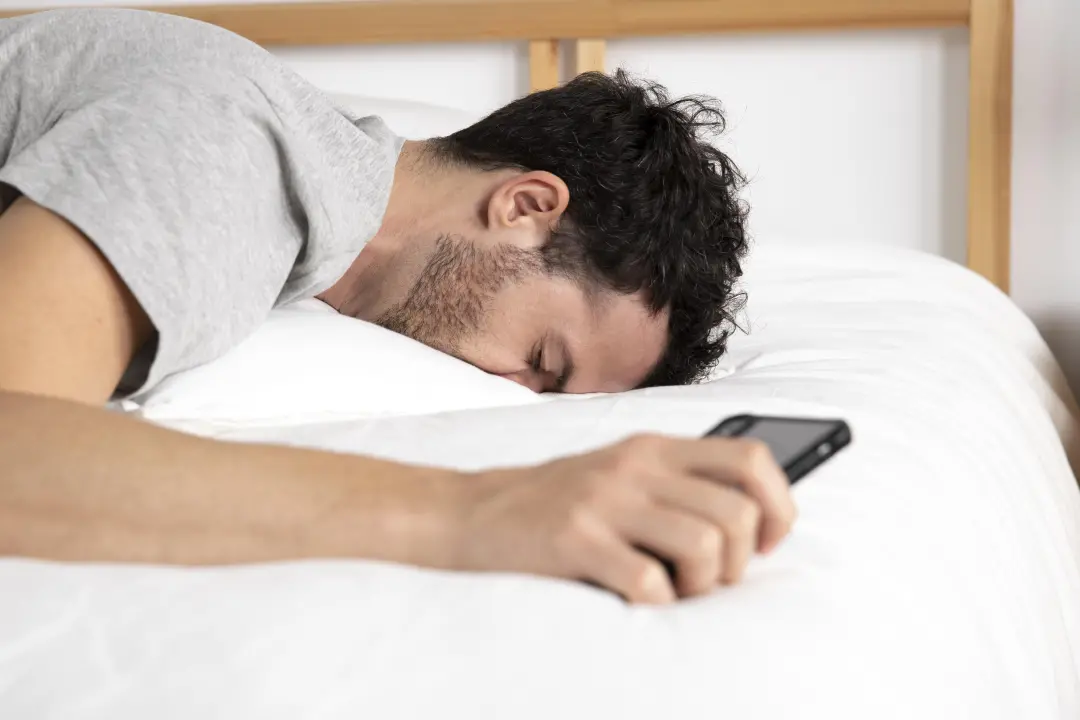 Acordar com uma enxurrada de crises, guerra, economia e saúde no celular já é um sufoco. Essa pressão digital constante…