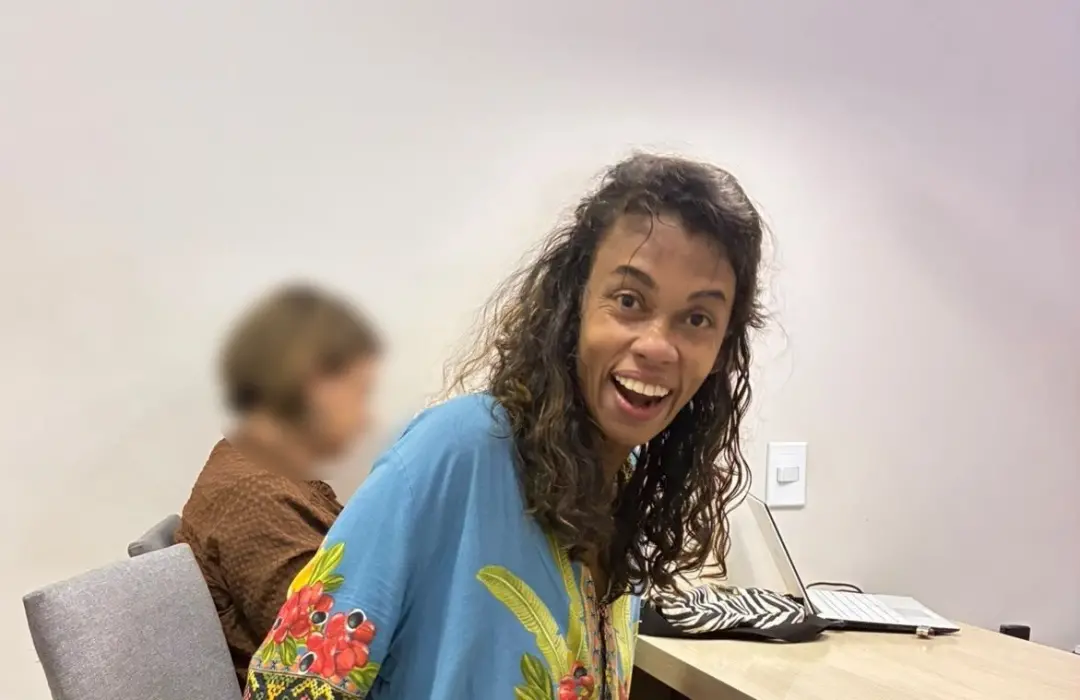 Michelle Almeida, carioca de 45 anos, espera há um ano remédio de R$ 31 mil para a Doença de Huntington. A doença causa…