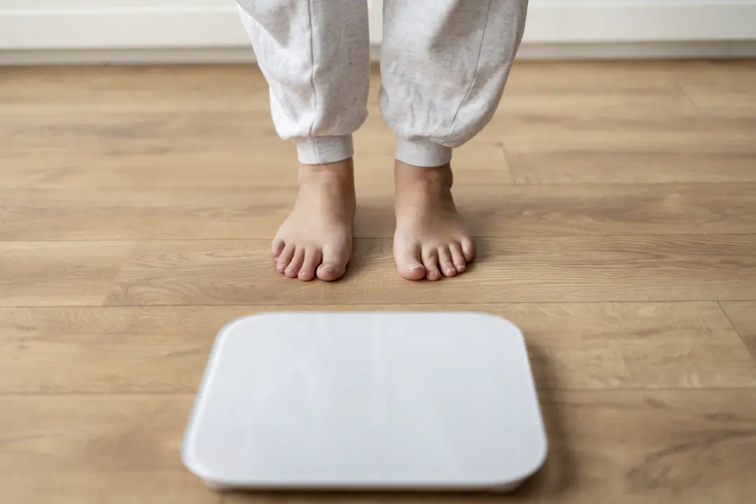 OMS lança diretriz que permite uso de medicamentos como caneta emagrecedora para adolescentes com obesidade. Esse cuida…