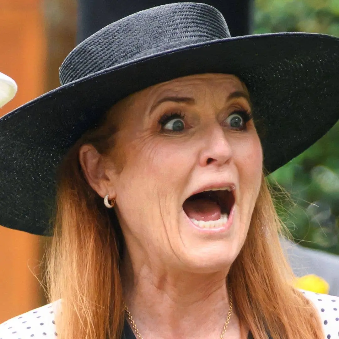 Sarah Ferguson falou sobre o medo que a fazia dormir com os olhos abertos com Dini Petty em 1996. É estranho ver como a…