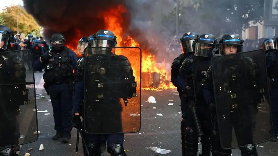 Primeiro-ministro francês defende resposta policial após estudantes serem feridos em protestos. A alegação de brutalida…