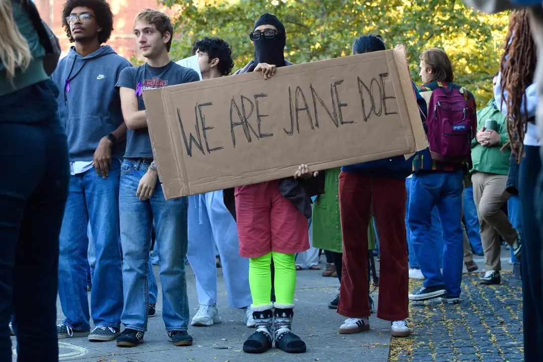Jane Doe acusa sete membros de uma fraternidade da Universidade Cornell de estupro em 2024. O protesto na universidade …