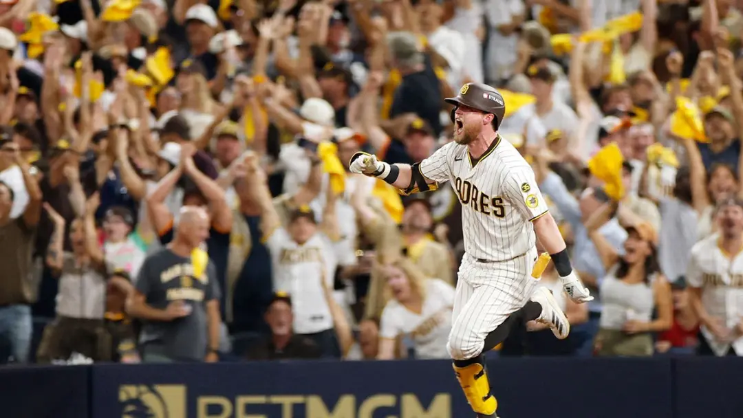 Jake Cronenworth bateu um home run em Petco Park no Game 3, dando uma vantagem de 3 a 2 para os Padres contra os Brewer…
