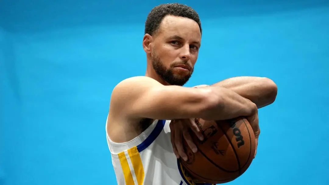 Stephen Curry homenageou Don Nelson antes do jogo do Warriors contra Lakers em São Francisco. O patch em homenagem ao N…