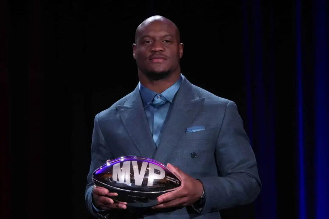Kenneth Walker III, MVP do Super Bowl, assinou com os Chiefs um contrato de até 45 milhões de dólares. O ex-jogador Dez…