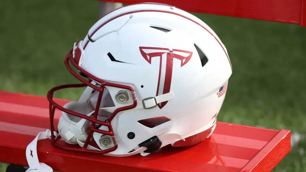 Troy venceu o Southern Miss por 55 a 34, com os dois times somando 89 pontos e quase 1200 jardas. O ataque de Troy foi …