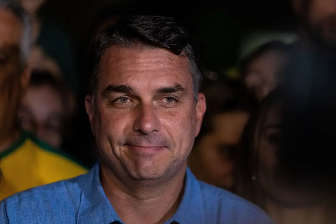 Flavio Bolsonaro fala em mudar a Constituição usando a maior bancada que terá no Congresso a partir de 2027. Essa inten…