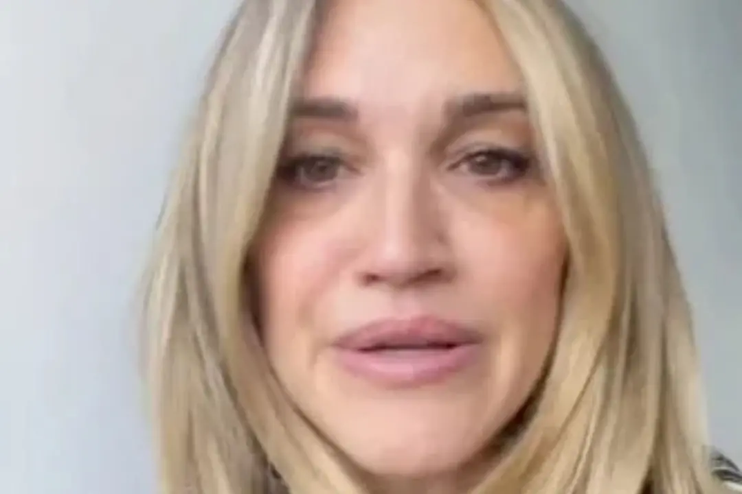 Ashley Roberts chorou em vídeo durante a turnê da Pussycat Dolls no Reino Unido porque fãs vinham dizendo que ela era a…