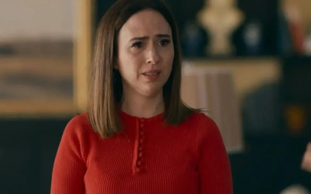 Brigitte descobre que foi vítima de um golpe da própria mãe Pilar na novela Quem ama cuida. A trama mostra que o laço f…