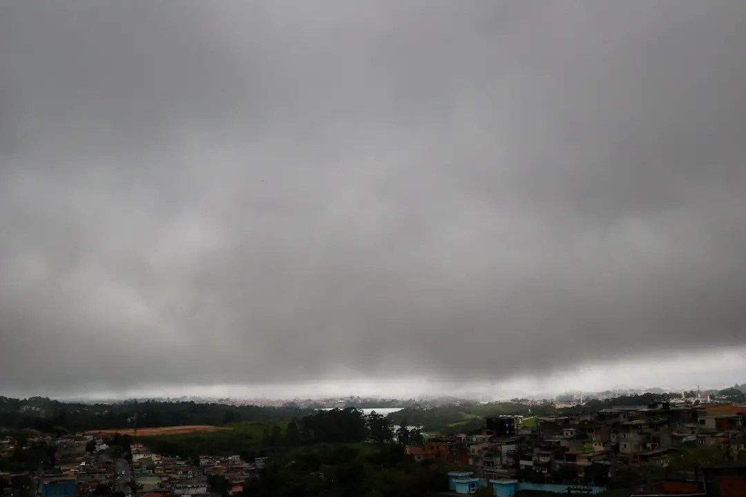 Temporais voltam ao Sul, começando no Rio Grande do Sul nesta quarta com possível granizo e rajadas de vento. A gente v…