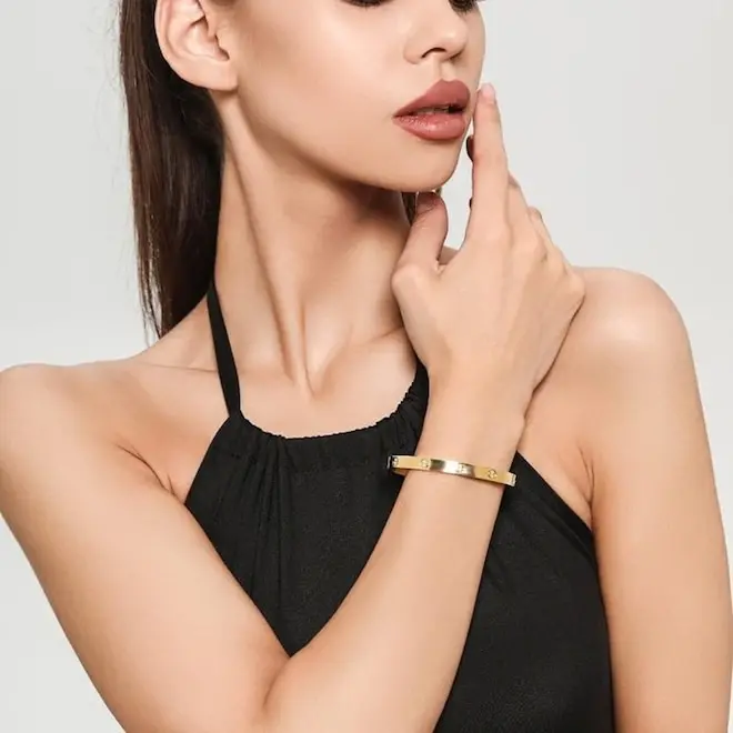 Duplos do bracelete Cartier Love custando 10 dólares estão aparecendo em promoções de dia prime da Amazon. É uma questã…