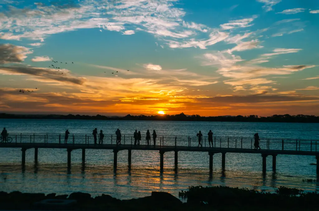 Zadar, na Croácia, tem um calçadão de mármore branco de 1 km à beira do Adriático. O lugar mistura o som dos 35 tubos s…