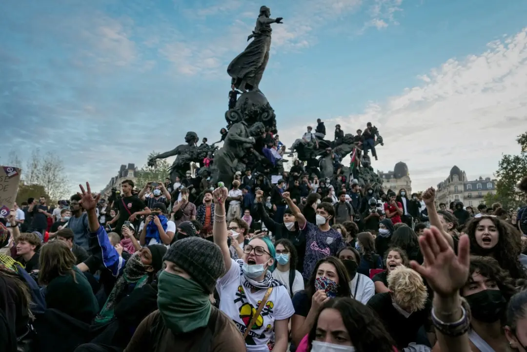 Na França, greves de servidores, barricadas em escolas e bloqueios de portos mostram uma crise ampla perto das eleições…