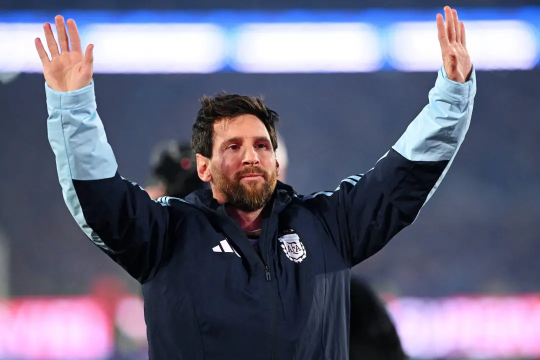 Messi disse que não quer ir embora da Argentina ao se despedir do time, em frente a mais de 80 mil torcedores no Monume…