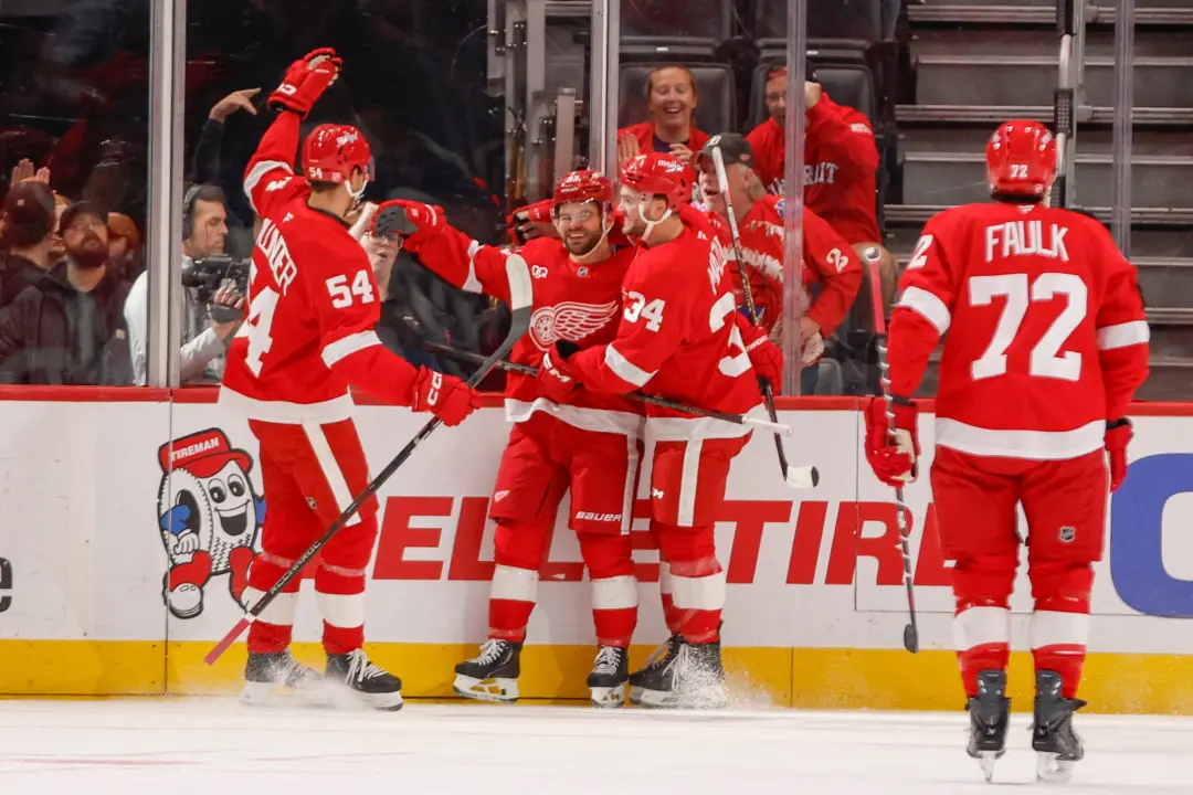 Red Wings venceu os Senators de Ottawa por 5 a 2 jogando em casa. O Dylan Larkin marcou o primeiro gol da temporada del…