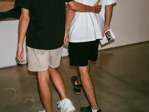 No banheiro de um museu, houve um transe escondido, o que já estava sendo comentado. Pensa na vibe, de buscar um moment…