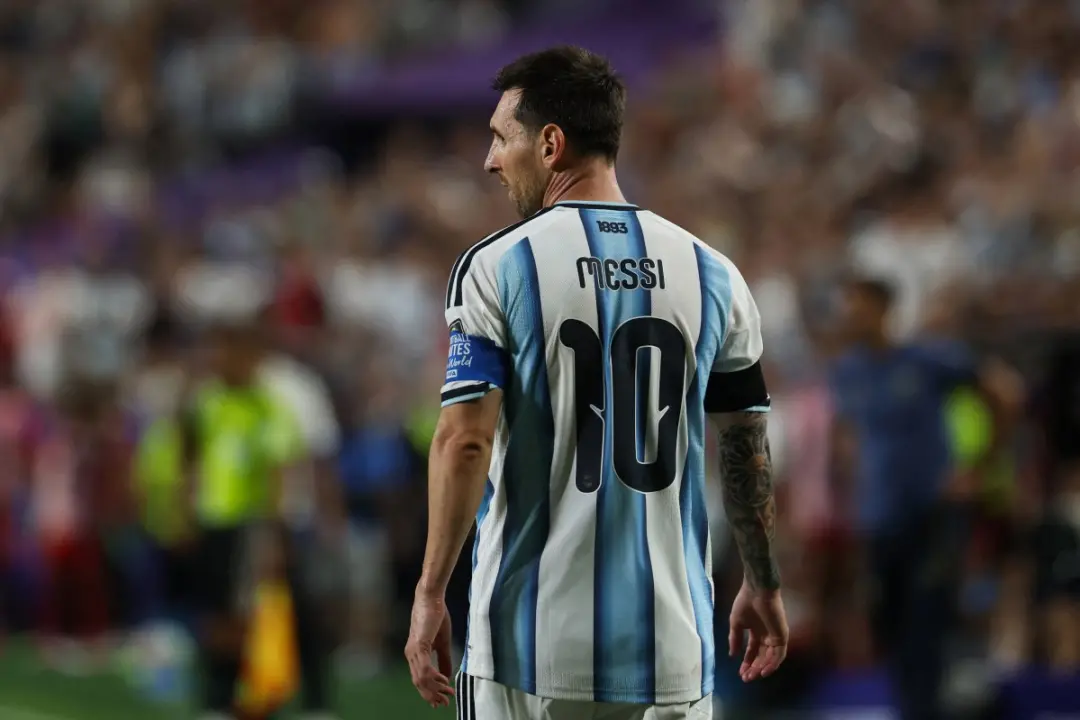 Messi encerrou ciclo de 21 anos na seleção argentina com gol e duas assistências na vitória por 3 a 0 sobre o Benin. É …