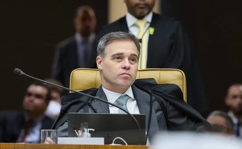 Ministro André Mendonça mandou tirar 16 postagens que diziam que Lula jogou a bandeira no chão após a votação. O fato é…