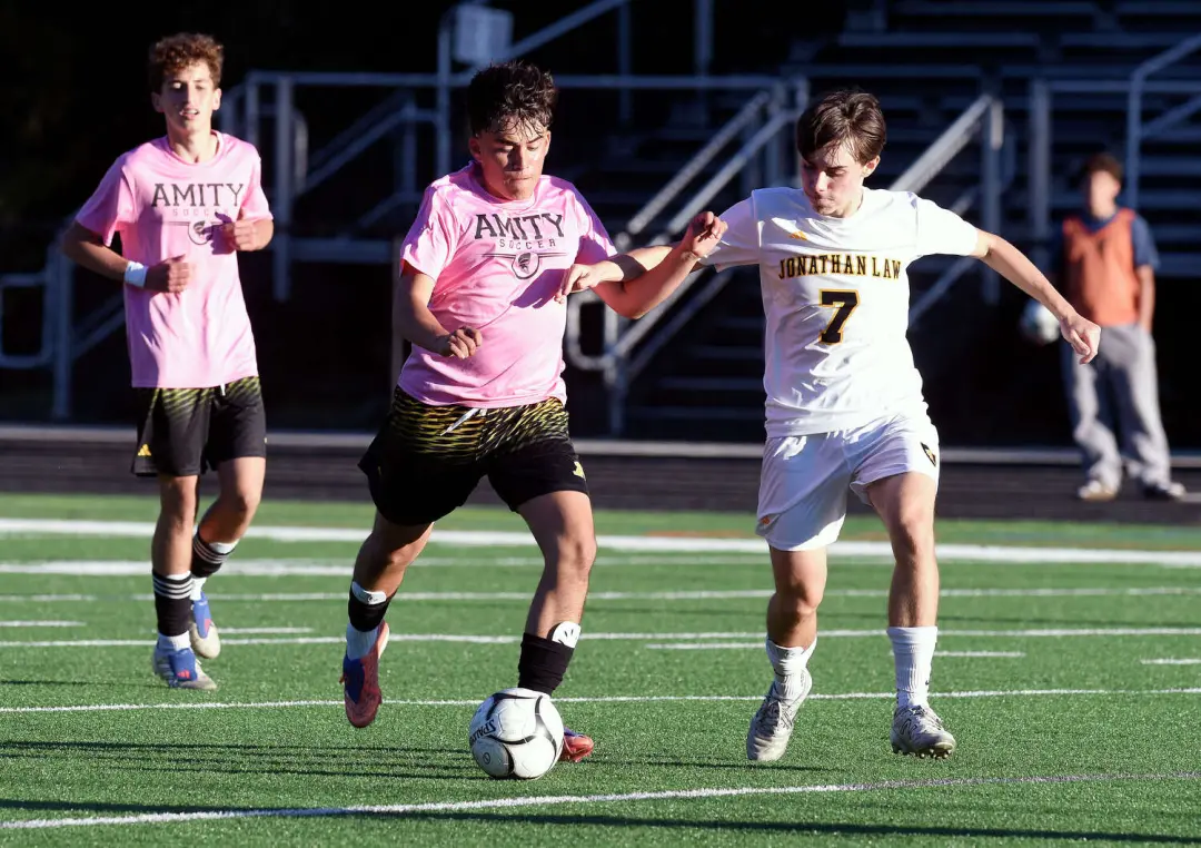 Amity venceu Law por goleada no campeonato de futebol masculino do Sul de Connecticut. Um placar assim mostra a força d…