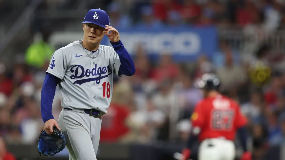 Yoshinobu Yamamoto fez uma atuação dominante, jogando sete entradas e tirando dez rebatidas contra os Braves no parque …