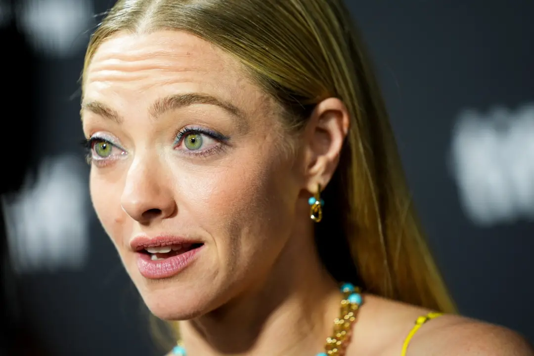 Amanda Seyfried cantando cover de Joni Mitchell foi interrompida por Ghostface. É meio surreal ver uma performance assi…