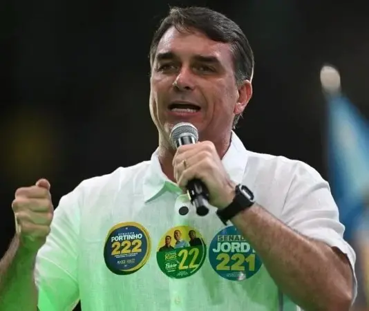 Flávio Bolsonaro falou em usar a maioria no Congresso para mudar a Constituição se vencer a eleição em outubro. É preci…