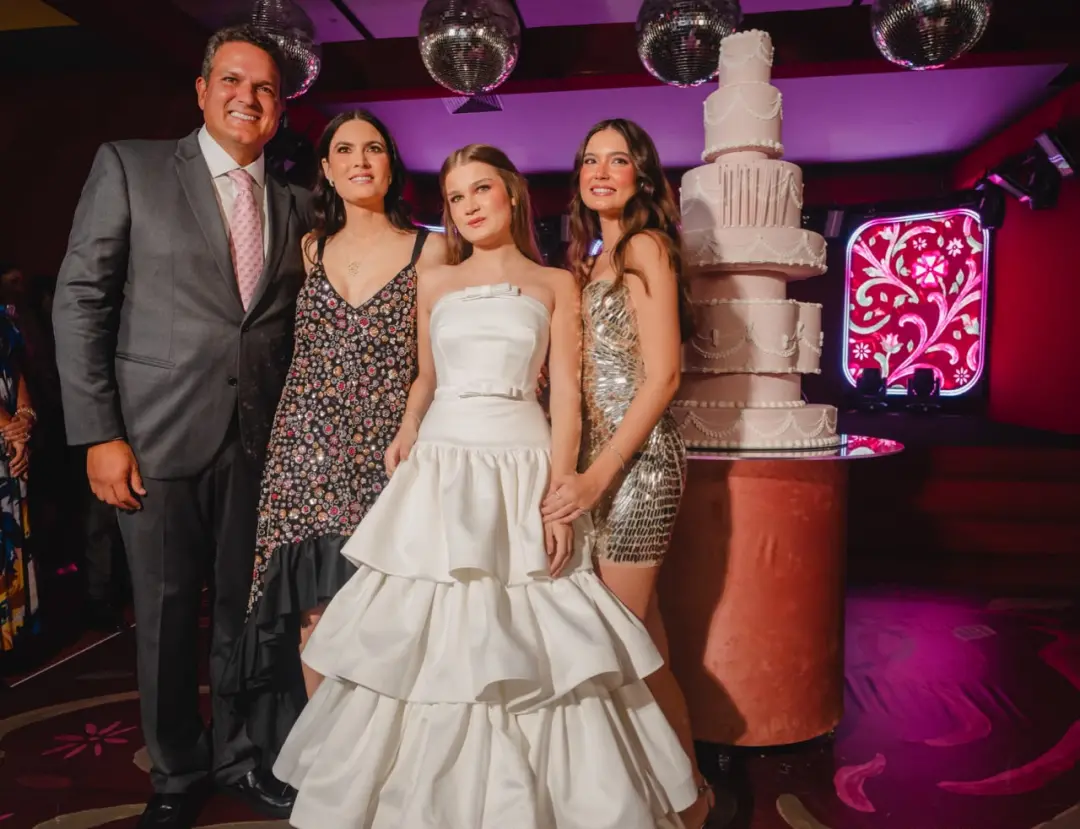Clube Naval recebeu a festa de 15 anos da Ana Beatriz Bontempo na última sexta. A decoração, feita com toque contemporâ…