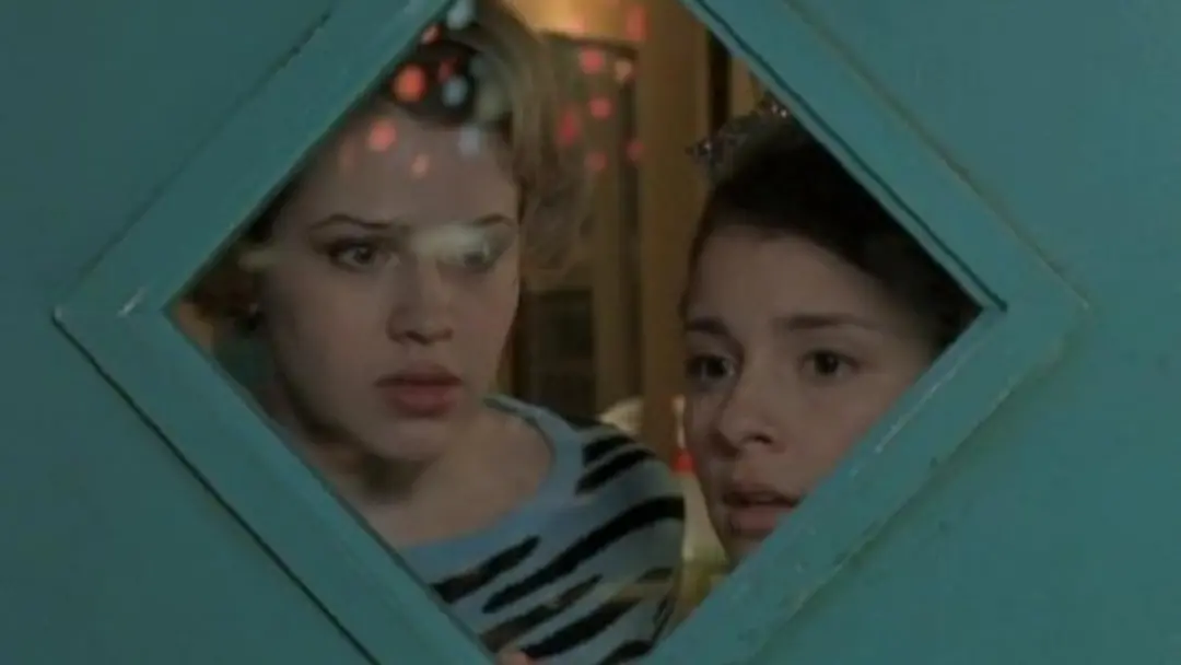 Roswell High, livro juvenil, virou série em 6 de outubro de 1999 na WB, contando a história de adolescentes alienígenas…