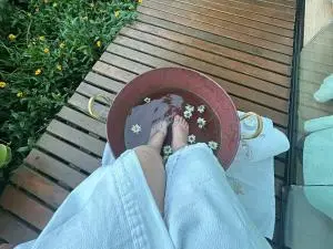 Água quente com sal desinchar os pés é o tema que aparece, mas o que funciona de verdade ainda precisa ser visto. Acred…
