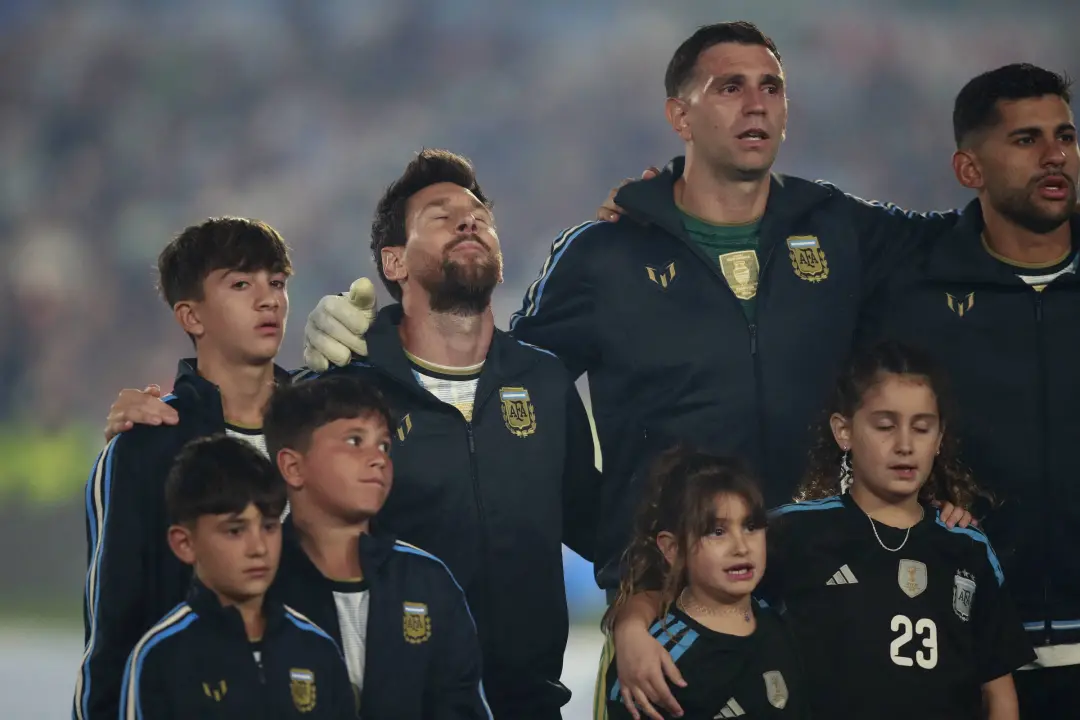 Messi se emocionou no ônibus a caminho do Monumental de Núñez, sendo ovacionado por 85 mil pessoas antes de se despedir…