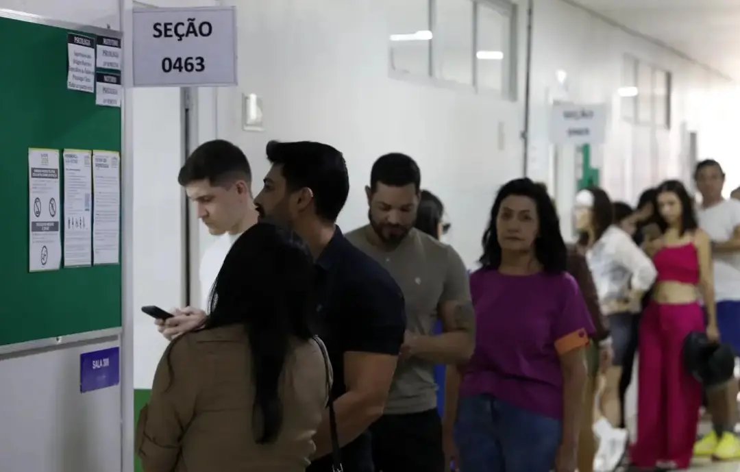 Dados de comparecimento de eleitores no primeiro turno estão em processamento no TSE. A informação anterior de faltou f…