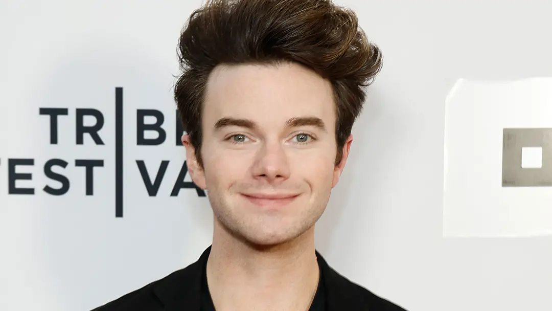 Chris Colfer disse que não sabe de nada sobre o possível retorno dele para o revival de Glee. É um jogo de bastidores g…