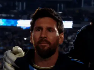 Messi se despediu da seleção com um momento de choro e uma faixa nas Ilhas Malvinas. Esse lance toca em temas de sobera…