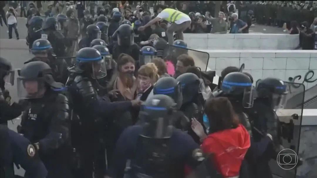 Na França, estudantes protestam em mais de 40 cidades por melhores condições nas escolas, enfrentando prisões. Salas su…