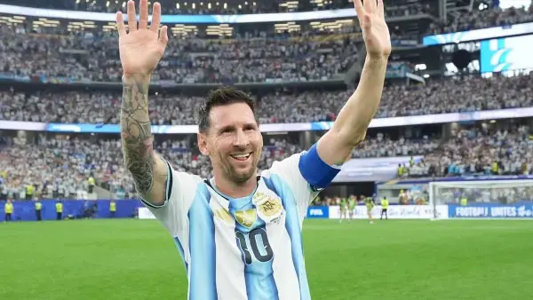 Lionel Messi recebe festa no Monumental de Núñez com milhares de torcedores na despedida da seleção argentina. É um mom…