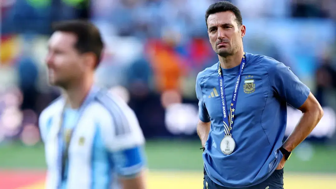 Scaloni, técnico da Argentina, demonstrou emoção visível durante a despedida de Messi da seleção, reagindo ao hino naci…