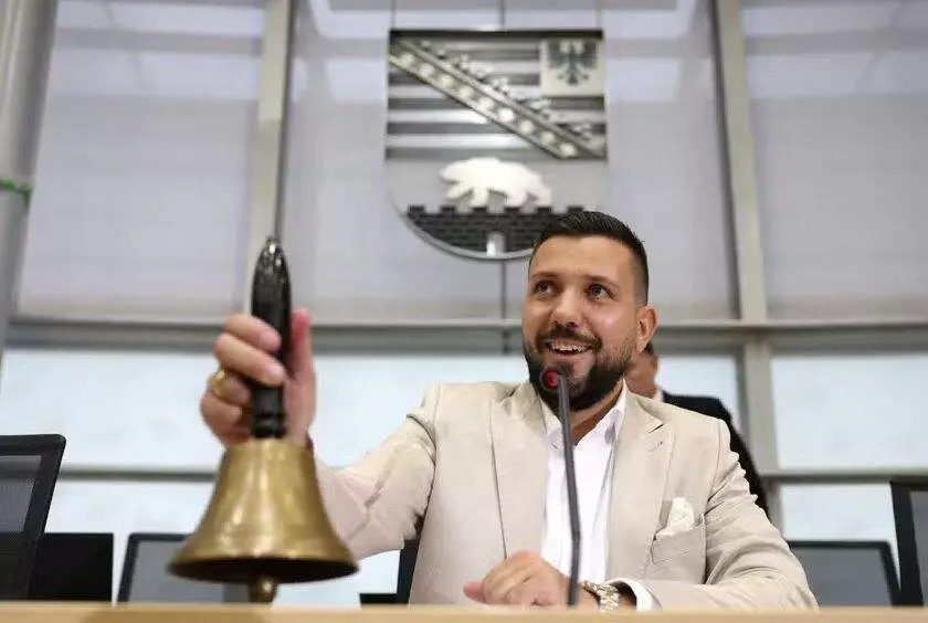 Saxônia-Anhalt viu a extrema direita ganhar a presidência do Parlamento Regional com 48 votos a favor do Tobias Rausch.…